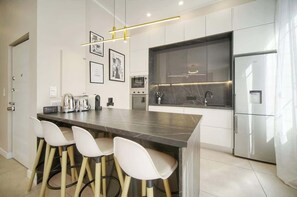 Fridge, microwave, oven, dishwasher - DEJA BLUE 4 beds 4 baths AC in center Cannes (Cannes)