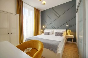 4 habitaciones, escritorio y tabla de planchar con plancha 