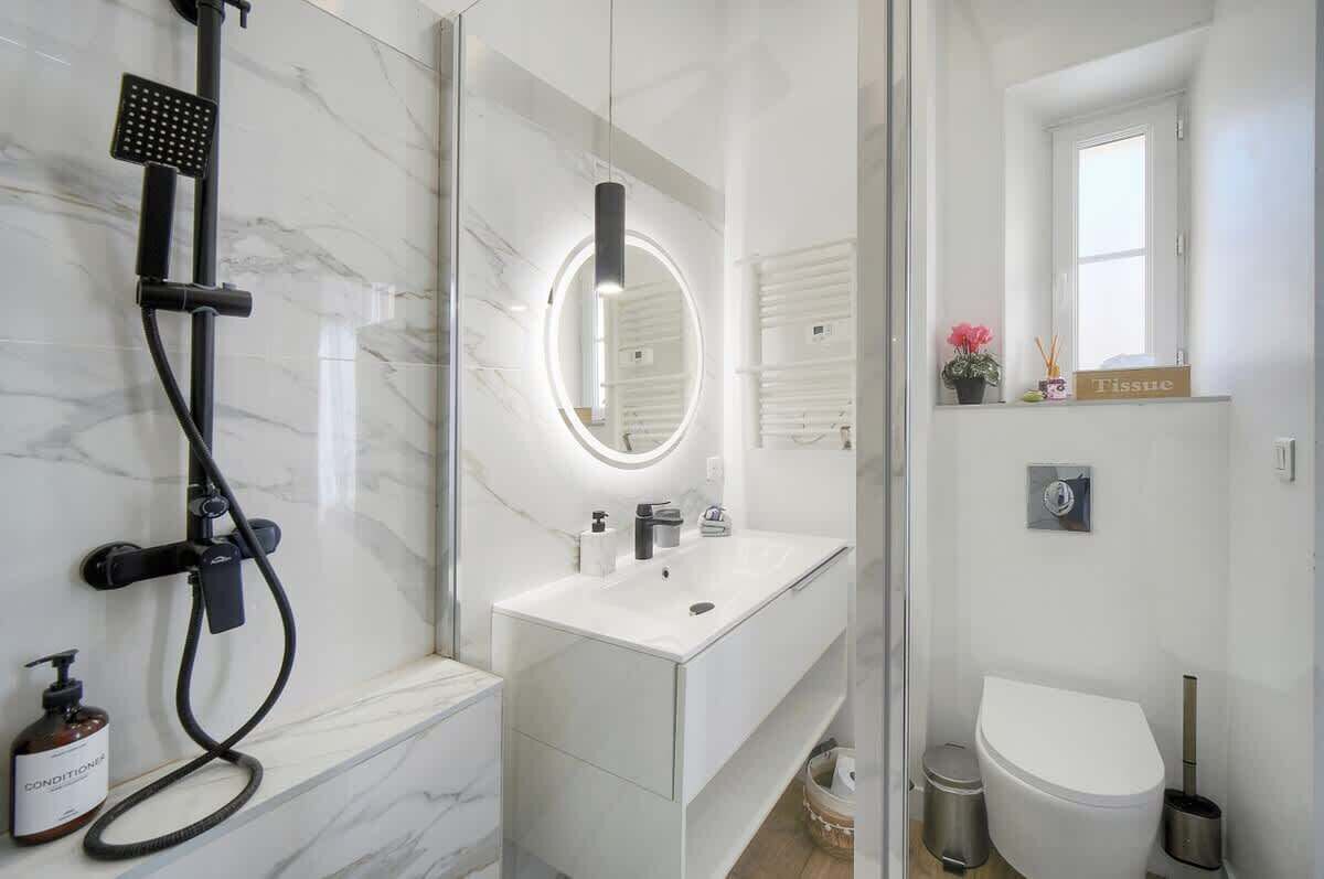 Shower, hair dryer, towels, shampoo