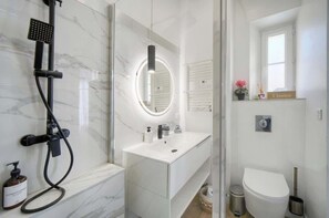 Shower, hair dryer, towels, shampoo