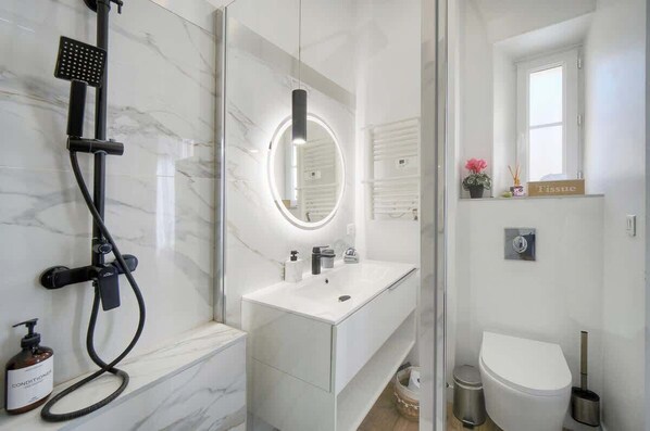 Shower, hair dryer, towels, shampoo