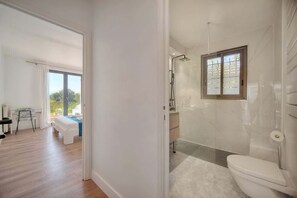 Shower, hair dryer, shampoo