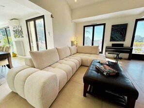 Fernseher, Kamin, Videospiele, Tischfußball