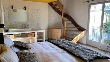 5 slaapkamers, een kluis op de kamer, een bureau