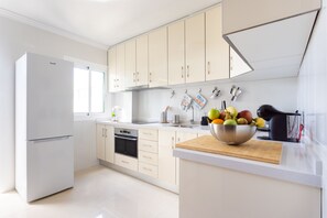 Kühlschrank, Mikrowelle, Ofen, Wasserkocher mit Kaffee-/Teezubehör