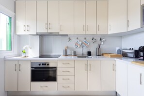 Kühlschrank, Mikrowelle, Ofen, Wasserkocher mit Kaffee-/Teezubehör