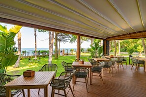 Outdoor dining - Quiet villa 50m way from the beach (Olimp)