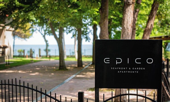 Property grounds - Quiet villa 50m way from the beach (Olimp)