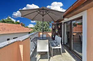 Outdoor dining - Apartment 2145/65398 (Istria - Fažana), 50m from the beach (Fažana)