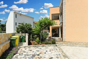 Property grounds - Apartment 2145/65399 (Istria - Fažana), 50m from the beach (Fažana)