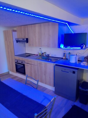 Geladeira, micro-ondas, fogão, cooktop