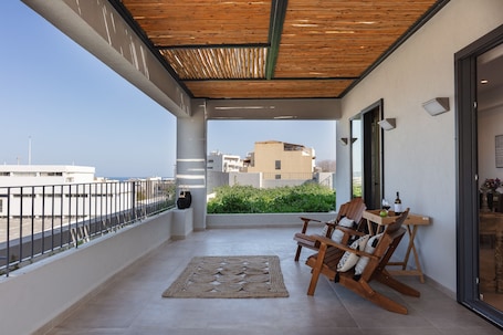Lines Top Floor Suite | Terrace/patio
