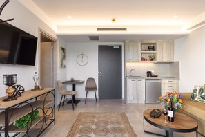 Executive Suite | Living area | 32-inch LCD TV with cable channels, TV - Lines Concept Accommodation (Rethymno)