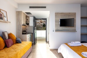 Superior Triple | Hypo-allergenic bedding, in-room safe, individually decorated - Lines Concept Accommodation (Rethymno)