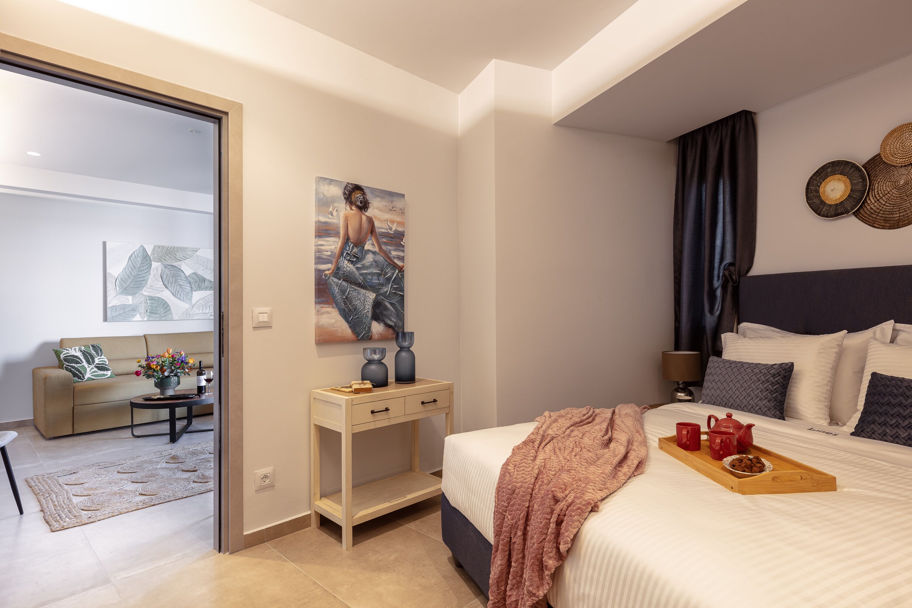 Un dormitorio moderno con una cama, una mesita de noche y un cuadro en la pared.