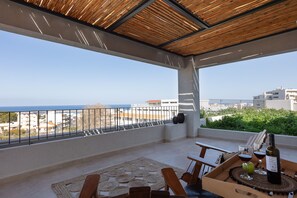 Lines Top Floor Suite | Terrace/patio