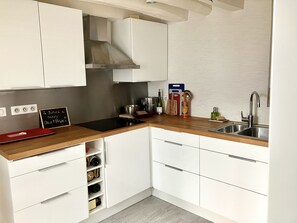 Kühlschrank, Mikrowelle, Ofen, Herdplatte