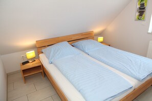 2 bedrooms, iron/ironing board, travel crib, free WiFi - Schöne Ferienwohnung mit Inkludiertem Strandkorb am Strand (Norddeich)