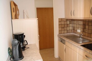 Kühlschrank, Mikrowelle, Herdplatte, Geschirrspüler