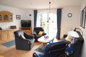 TV, fireplace, stereo