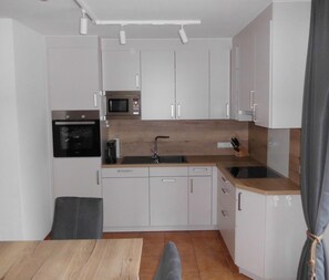 ثلاجة، ميكروويف، فرن، موقد طهي مسطح