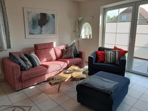 Fernseher, Kamin, Bücher, Stereoanlage