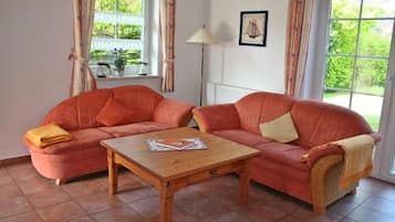 Een televisie, een dvd-speler en een stereo