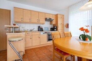 ثلاجة، ميكروويف، فرن، موقد طهي مسطح