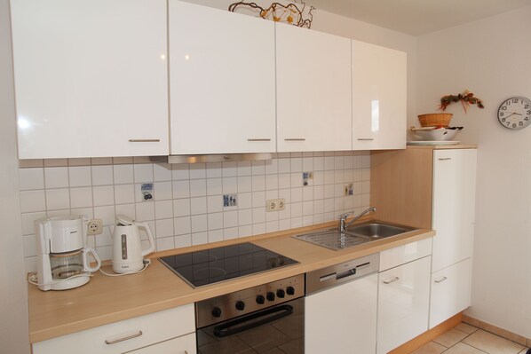 Fridge, oven, stovetop, dishwasher - Gemütliche Ferienwohnung in Nordseenähe (Norddeich)