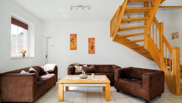 Fernseher, DVD-Player, Bücher, Stereoanlage