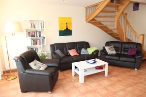 Fernseher, DVD-Player, Bücher, Stereoanlage