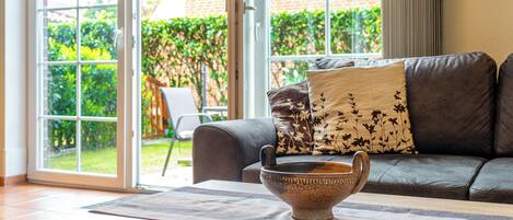 Televisie, een open haard en een stereo