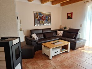 Televisión, chimenea, reproductor de DVD y estéreo 