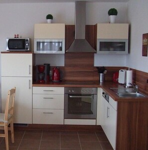 Kühlschrank, Mikrowelle, Ofen, Herdplatte