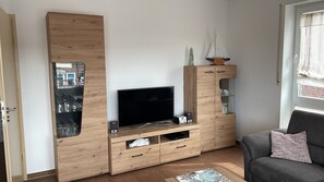 Fernseher, DVD-Player, Stereoanlage
