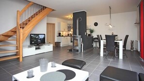 Fernseher, Kamin, DVD-Player, Stereoanlage