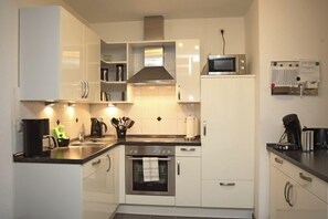 Kühlschrank, Mikrowelle, Ofen, Herdplatte
