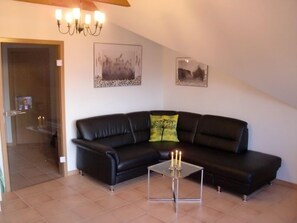 Fernseher, DVD-Player, Musikbibliothek, Stereoanlage