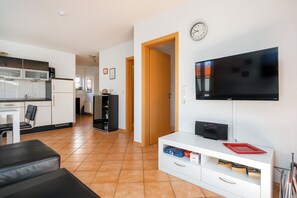 Fernseher, DVD-Player, Stereoanlage