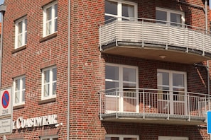 Ein Backsteinhaus mit einem Schild, auf dem 'Coastwear' steht.