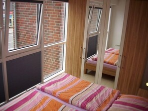 2 bedrooms, iron/ironing board, free WiFi - Allergikerfreundliche Ferienwohnung mit Aufzug (Norddeich)