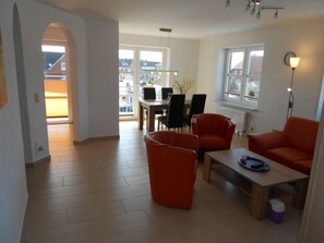 Fernseher, DVD-Player, Stereoanlage