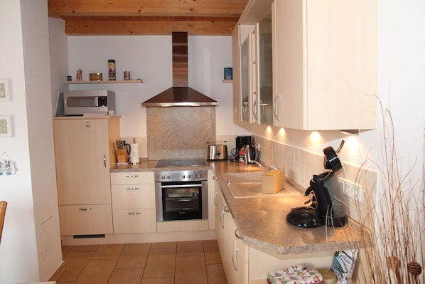 Fridge, microwave, oven, stovetop - Tolles Ferienhaus in Bestlage Direkt am Wasser (Greetsiel)