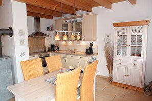 Fridge, microwave, oven, stovetop - Tolles Ferienhaus in Bestlage Direkt am Wasser (Greetsiel)