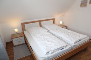 2 bedrooms, travel crib, free WiFi