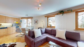 TV, fireplace, stereo