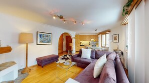 Fernseher, Kamin, Stereoanlage