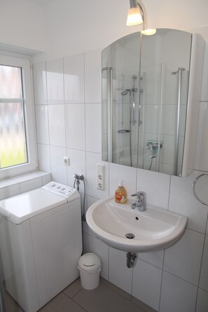 Bathroom - Gemütliches Ferienhaus in Greetsiel (Greetsiel)