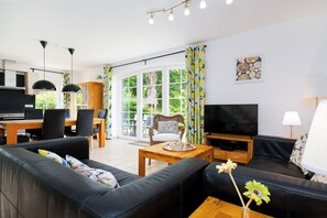 Fernseher, Kamin, Stereoanlage