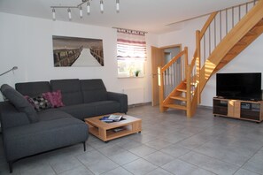 Fernseher, Kamin, DVD-Player, Stereoanlage